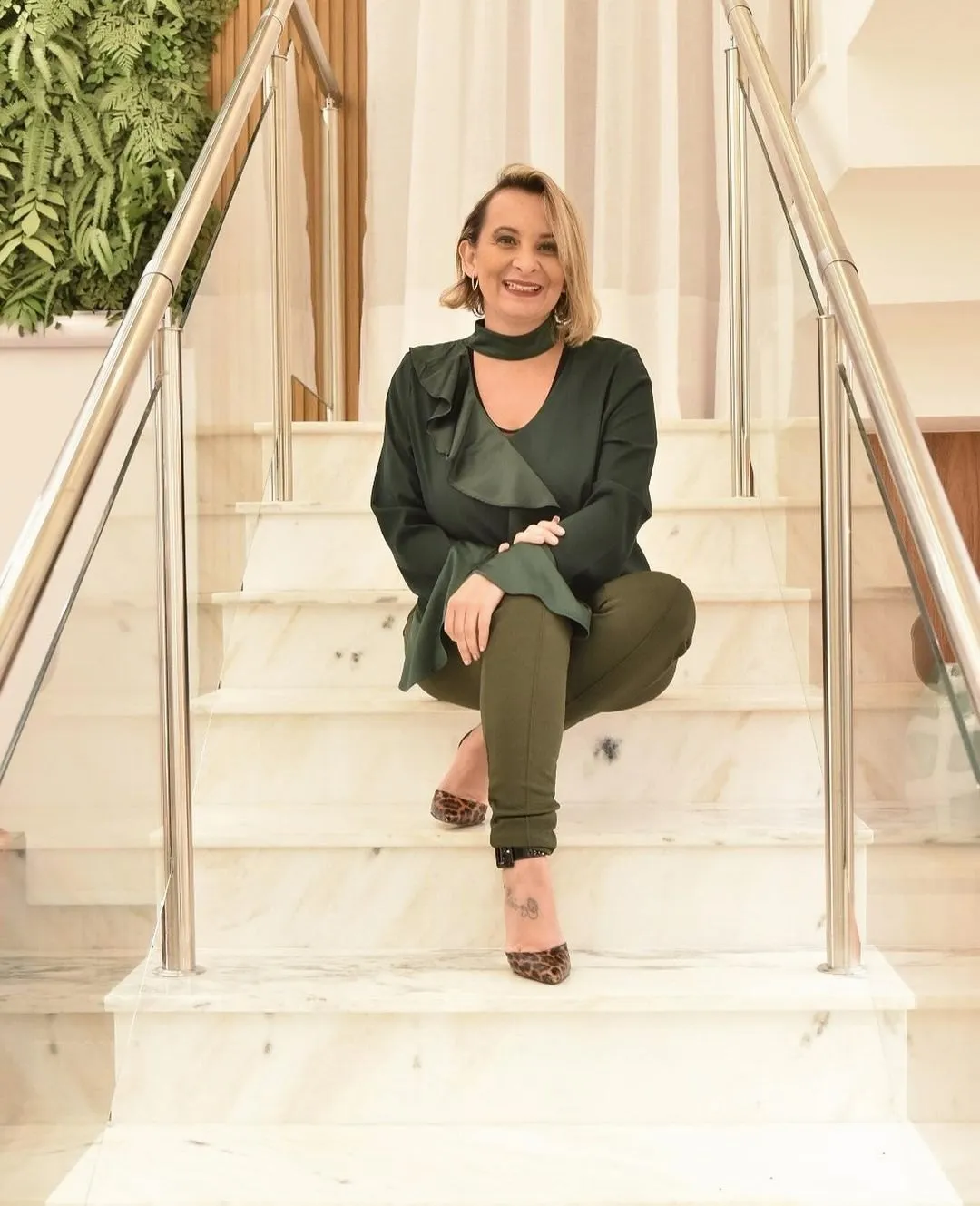 A arquiteta Danielle David sentada numa escada de mármore