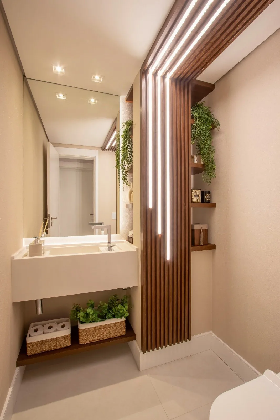 Lavabo com cuba branca, ripado de madeira e fita de LED