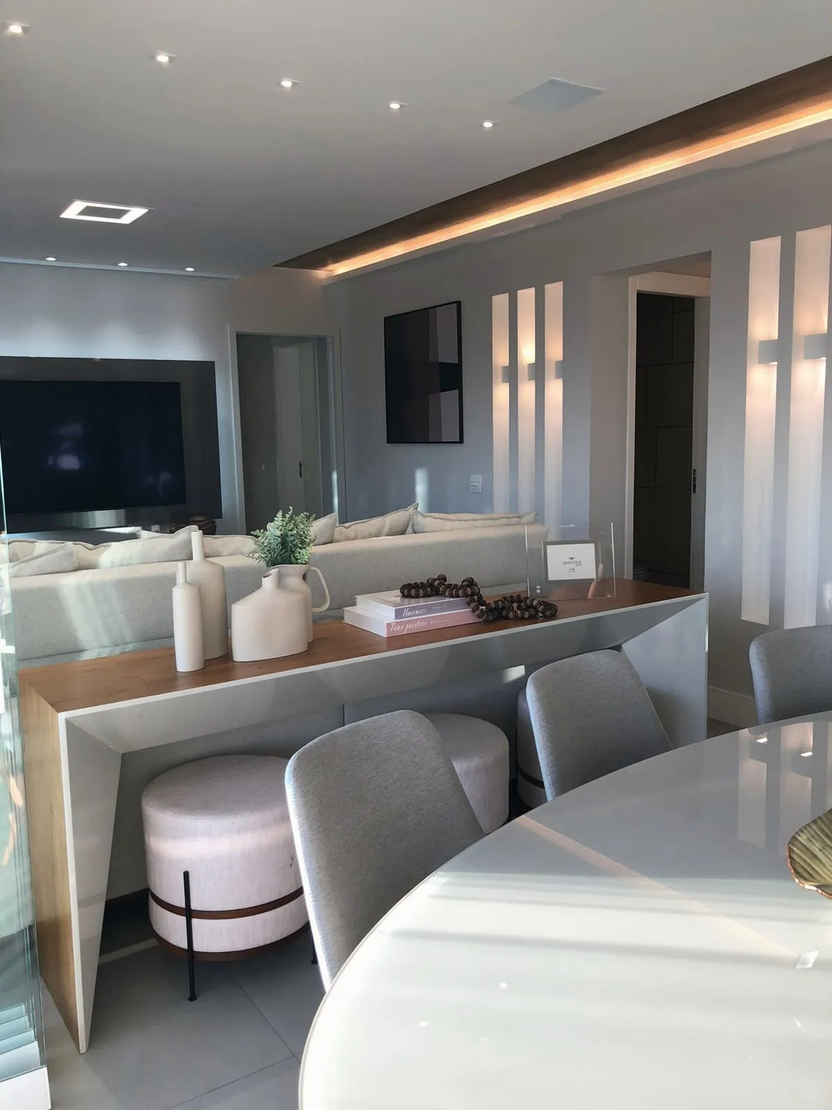 Sala com marcenaria e iluminação embutida